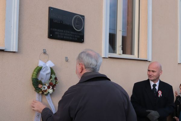 vilcsekgyulaemlektablakoszoruzas-2019mar14-3052-f-kismkikikalto9B196EA7-E2F3-DEA2-3B34-108CE3028432.jpg